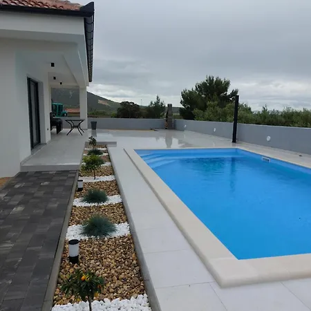 Vila House Miki Kakma